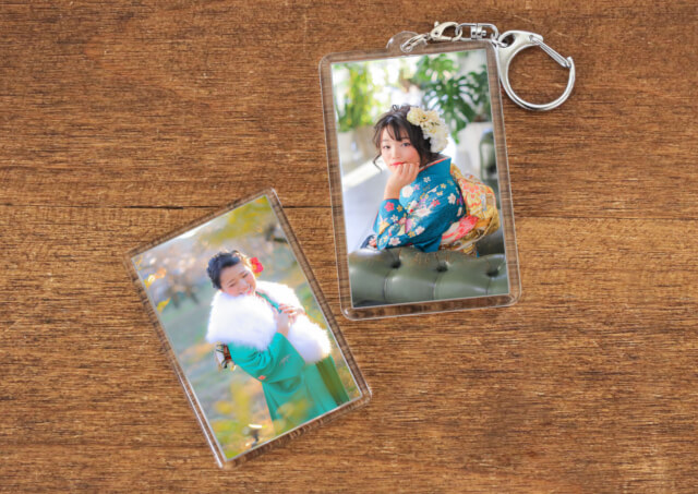 前撮りで撮った写真はキーホルダー、マグネットにする事も可能！費用もお手頃でプレゼントに最適